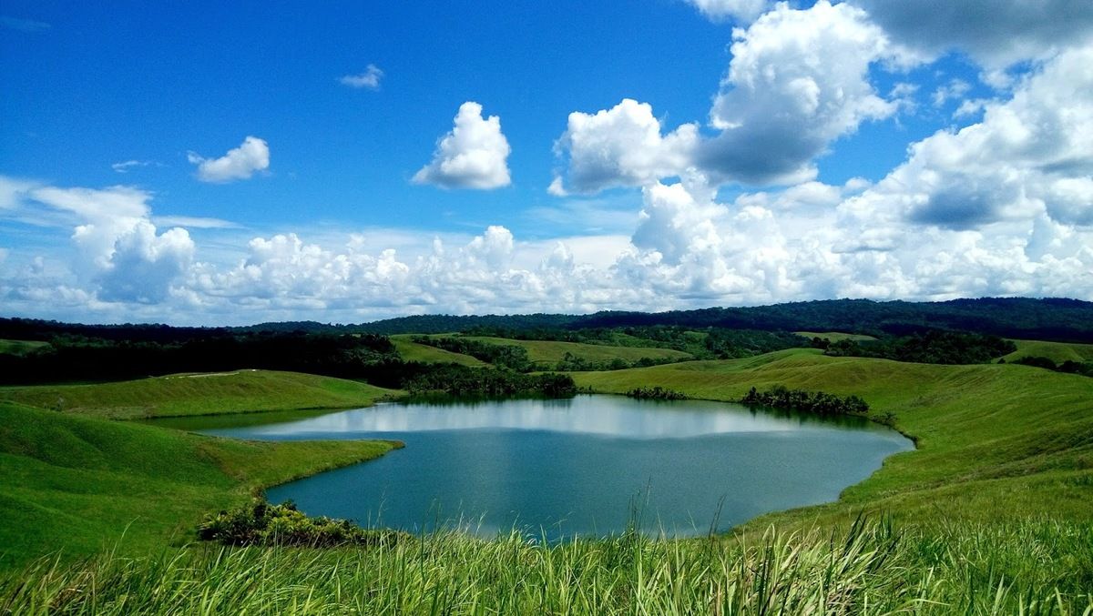 Bentuk danau menyerupai hati membuat telaga diberi nama Danau Cinta